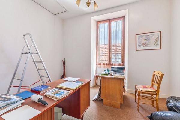 BEGLES ? Proche Barrière de Bègles Ensemble immobilier : maison divisible + garages aménageables + appartement loué