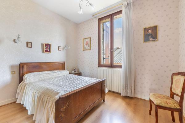 BEGLES ? Proche Barrière de Bègles Ensemble immobilier : maison divisible + garages aménageables + appartement loué