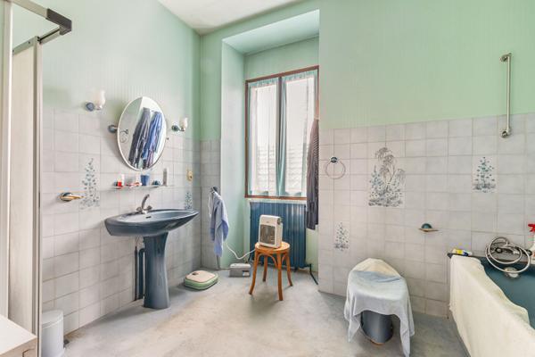 BEGLES ? Proche Barrière de Bègles Ensemble immobilier : maison divisible + garages aménageables + appartement loué