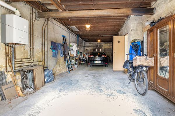 BEGLES ? Proche Barrière de Bègles Ensemble immobilier : maison divisible + garages aménageables + appartement loué