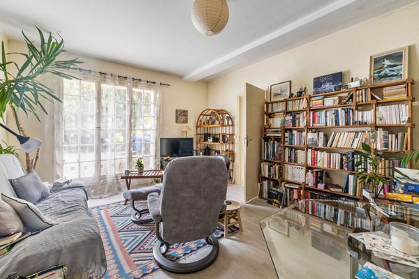 BEGLES ? Proche Barrière de Bègles Ensemble immobilier : maison divisible + garages aménageables + appartement loué