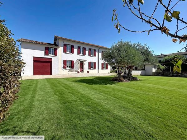 Au cœur de la commune très recherchée de Beynost, découvrez cette superbe maison de caractère datant des années 1900, entièrement rénovée avec goût, où le cachet de l'ancien se marie harmonieusement avec des prestations contemporaines.
Édifiée sur un beau terrain plat et piscinable d'environ 1 400 m², cette propriété séduira les familles en quête d'espace, de confort et de convivialité.
Dès l'entrée, vous apprécierez le charme de la montée d’escalier, la présence de rangements et la pièce de vie, véritable cœur de la maison. Elle accueille une cuisine équipée ouverte sur le séjour, agrémenté d'un poêle à granulés, et s'ouvre directement sur une agréable terrasse couverte, idéale pour profiter des beaux jours.
Dans le prolongement du salon, un patio fermé offre un coin détente supplémentaire et donne accès à un atelier d'artiste, parfait pour exercer une activité créative, un bureau ou une salle de jeux.
Le rez-de-chaussée comprend également une buanderie/cellier, un WC avec lave-mains ainsi qu'une spacieuse suite parentale avec dressing et salle de bains privative équipée d’un WC, d'une douche et d'une baignoire.
À l'étage, un palier dessert un bureau, une salle d'eau avec WC ainsi que 3 chambres de 10,02 m², 15,6 m² et 42 m² au sol (possibilité de diviser pour créer une 5ème chambre).
Les dépendances viennent compléter ce bien avec :
- 1 grande cave de 30 m² en sous-sol
- 2 garages attenants de plus de 25 m² chacun, dont un bénéficiant d'une belle hauteur sous plafond permettant de stationner un utilitaire ou un van
- 1 abri extérieur pouvant être aménagé en pool-house. 
- 1 terrain de pétanque
 
Côté confort, cette maison dispose de prestations de qualité :
- pompe à chaleur air/eau assurant le chauffage et la production d'eau chaude
- climatisation réversible au rez-de-chaussée
- aspiration centralisée
- adoucisseur d'eau
- menuiseries PVC et aluminium en double vitrage
- volets aluminium isolants
- puits pour l'arrosage
- système d'alarme
- portail et portes de garages motorisés.
 
Une propriété pleine de charme, parfaitement entretenue, offrant de beaux volumes et un cadre de vie privilégié à proximité des écoles, des commerces, de la gare, des lignes de bus et des principaux axes routiers.
Un bien rare sur Beynost, à découvrir sans tarder !