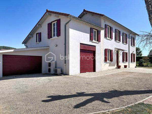 Au cœur de la commune très recherchée de Beynost, découvrez cette superbe maison de caractère datant des années 1900, entièrement rénovée avec goût, où le cachet de l'ancien se marie harmonieusement avec des prestations contemporaines.
Édifiée sur un beau terrain plat et piscinable d'environ 1 400 m², cette propriété séduira les familles en quête d'espace, de confort et de convivialité.
Dès l'entrée, vous apprécierez le charme de la montée d’escalier, la présence de rangements et la pièce de vie, véritable cœur de la maison. Elle accueille une cuisine équipée ouverte sur le séjour, agrémenté d'un poêle à granulés, et s'ouvre directement sur une agréable terrasse couverte, idéale pour profiter des beaux jours.
Dans le prolongement du salon, un patio fermé offre un coin détente supplémentaire et donne accès à un atelier d'artiste, parfait pour exercer une activité créative, un bureau ou une salle de jeux.
Le rez-de-chaussée comprend également une buanderie/cellier, un WC avec lave-mains ainsi qu'une spacieuse suite parentale avec dressing et salle de bains privative équipée d’un WC, d'une douche et d'une baignoire.
À l'étage, un palier dessert un bureau, une salle d'eau avec WC ainsi que 3 chambres de 10,02 m², 15,6 m² et 42 m² au sol (possibilité de diviser pour créer une 5ème chambre).
Les dépendances viennent compléter ce bien avec :
- 1 grande cave de 30 m² en sous-sol
- 2 garages attenants de plus de 25 m² chacun, dont un bénéficiant d'une belle hauteur sous plafond permettant de stationner un utilitaire ou un van
- 1 abri extérieur pouvant être aménagé en pool-house. 
- 1 terrain de pétanque
 
Côté confort, cette maison dispose de prestations de qualité :
- pompe à chaleur air/eau assurant le chauffage et la production d'eau chaude
- climatisation réversible au rez-de-chaussée
- aspiration centralisée
- adoucisseur d'eau
- menuiseries PVC et aluminium en double vitrage
- volets aluminium isolants
- puits pour l'arrosage
- système d'alarme
- portail et portes de garages motorisés.
 
Une propriété pleine de charme, parfaitement entretenue, offrant de beaux volumes et un cadre de vie privilégié à proximité des écoles, des commerces, de la gare, des lignes de bus et des principaux axes routiers.
Un bien rare sur Beynost, à découvrir sans tarder !