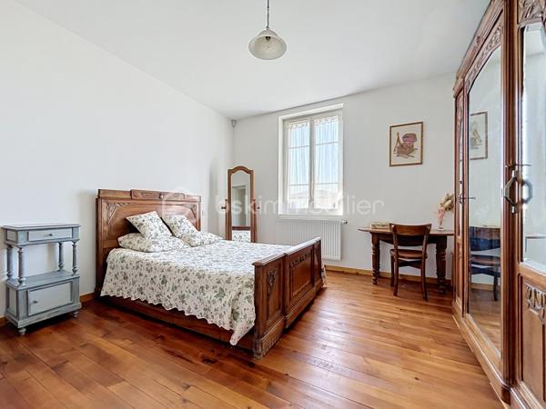 Au cœur de la commune très recherchée de Beynost, découvrez cette superbe maison de caractère datant des années 1900, entièrement rénovée avec goût, où le cachet de l'ancien se marie harmonieusement avec des prestations contemporaines.
Édifiée sur un beau terrain plat et piscinable d'environ 1 400 m², cette propriété séduira les familles en quête d'espace, de confort et de convivialité.
Dès l'entrée, vous apprécierez le charme de la montée d’escalier, la présence de rangements et la pièce de vie, véritable cœur de la maison. Elle accueille une cuisine équipée ouverte sur le séjour, agrémenté d'un poêle à granulés, et s'ouvre directement sur une agréable terrasse couverte, idéale pour profiter des beaux jours.
Dans le prolongement du salon, un patio fermé offre un coin détente supplémentaire et donne accès à un atelier d'artiste, parfait pour exercer une activité créative, un bureau ou une salle de jeux.
Le rez-de-chaussée comprend également une buanderie/cellier, un WC avec lave-mains ainsi qu'une spacieuse suite parentale avec dressing et salle de bains privative équipée d’un WC, d'une douche et d'une baignoire.
À l'étage, un palier dessert un bureau, une salle d'eau avec WC ainsi que 3 chambres de 10,02 m², 15,6 m² et 42 m² au sol (possibilité de diviser pour créer une 5ème chambre).
Les dépendances viennent compléter ce bien avec :
- 1 grande cave de 30 m² en sous-sol
- 2 garages attenants de plus de 25 m² chacun, dont un bénéficiant d'une belle hauteur sous plafond permettant de stationner un utilitaire ou un van
- 1 abri extérieur pouvant être aménagé en pool-house. 
- 1 terrain de pétanque
 
Côté confort, cette maison dispose de prestations de qualité :
- pompe à chaleur air/eau assurant le chauffage et la production d'eau chaude
- climatisation réversible au rez-de-chaussée
- aspiration centralisée
- adoucisseur d'eau
- menuiseries PVC et aluminium en double vitrage
- volets aluminium isolants
- puits pour l'arrosage
- système d'alarme
- portail et portes de garages motorisés.
 
Une propriété pleine de charme, parfaitement entretenue, offrant de beaux volumes et un cadre de vie privilégié à proximité des écoles, des commerces, de la gare, des lignes de bus et des principaux axes routiers.
Un bien rare sur Beynost, à découvrir sans tarder !