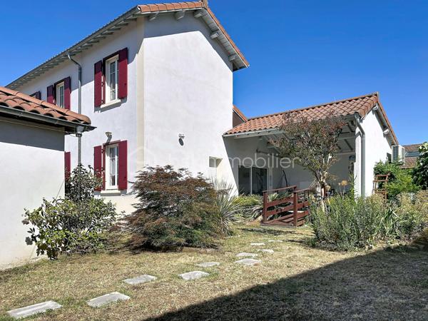 Au cœur de la commune très recherchée de Beynost, découvrez cette superbe maison de caractère datant des années 1900, entièrement rénovée avec goût, où le cachet de l'ancien se marie harmonieusement avec des prestations contemporaines.
Édifiée sur un beau terrain plat et piscinable d'environ 1 400 m², cette propriété séduira les familles en quête d'espace, de confort et de convivialité.
Dès l'entrée, vous apprécierez le charme de la montée d’escalier, la présence de rangements et la pièce de vie, véritable cœur de la maison. Elle accueille une cuisine équipée ouverte sur le séjour, agrémenté d'un poêle à granulés, et s'ouvre directement sur une agréable terrasse couverte, idéale pour profiter des beaux jours.
Dans le prolongement du salon, un patio fermé offre un coin détente supplémentaire et donne accès à un atelier d'artiste, parfait pour exercer une activité créative, un bureau ou une salle de jeux.
Le rez-de-chaussée comprend également une buanderie/cellier, un WC avec lave-mains ainsi qu'une spacieuse suite parentale avec dressing et salle de bains privative équipée d’un WC, d'une douche et d'une baignoire.
À l'étage, un palier dessert un bureau, une salle d'eau avec WC ainsi que 3 chambres de 10,02 m², 15,6 m² et 42 m² au sol (possibilité de diviser pour créer une 5ème chambre).
Les dépendances viennent compléter ce bien avec :
- 1 grande cave de 30 m² en sous-sol
- 2 garages attenants de plus de 25 m² chacun, dont un bénéficiant d'une belle hauteur sous plafond permettant de stationner un utilitaire ou un van
- 1 abri extérieur pouvant être aménagé en pool-house. 
- 1 terrain de pétanque
 
Côté confort, cette maison dispose de prestations de qualité :
- pompe à chaleur air/eau assurant le chauffage et la production d'eau chaude
- climatisation réversible au rez-de-chaussée
- aspiration centralisée
- adoucisseur d'eau
- menuiseries PVC et aluminium en double vitrage
- volets aluminium isolants
- puits pour l'arrosage
- système d'alarme
- portail et portes de garages motorisés.
 
Une propriété pleine de charme, parfaitement entretenue, offrant de beaux volumes et un cadre de vie privilégié à proximité des écoles, des commerces, de la gare, des lignes de bus et des principaux axes routiers.
Un bien rare sur Beynost, à découvrir sans tarder !