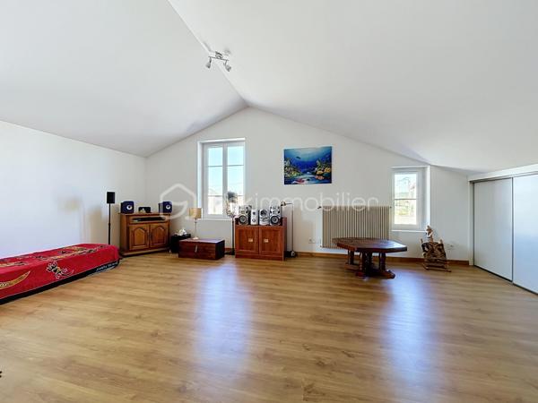 Au cœur de la commune très recherchée de Beynost, découvrez cette superbe maison de caractère datant des années 1900, entièrement rénovée avec goût, où le cachet de l'ancien se marie harmonieusement avec des prestations contemporaines.
Édifiée sur un beau terrain plat et piscinable d'environ 1 400 m², cette propriété séduira les familles en quête d'espace, de confort et de convivialité.
Dès l'entrée, vous apprécierez le charme de la montée d’escalier, la présence de rangements et la pièce de vie, véritable cœur de la maison. Elle accueille une cuisine équipée ouverte sur le séjour, agrémenté d'un poêle à granulés, et s'ouvre directement sur une agréable terrasse couverte, idéale pour profiter des beaux jours.
Dans le prolongement du salon, un patio fermé offre un coin détente supplémentaire et donne accès à un atelier d'artiste, parfait pour exercer une activité créative, un bureau ou une salle de jeux.
Le rez-de-chaussée comprend également une buanderie/cellier, un WC avec lave-mains ainsi qu'une spacieuse suite parentale avec dressing et salle de bains privative équipée d’un WC, d'une douche et d'une baignoire.
À l'étage, un palier dessert un bureau, une salle d'eau avec WC ainsi que 3 chambres de 10,02 m², 15,6 m² et 42 m² au sol (possibilité de diviser pour créer une 5ème chambre).
Les dépendances viennent compléter ce bien avec :
- 1 grande cave de 30 m² en sous-sol
- 2 garages attenants de plus de 25 m² chacun, dont un bénéficiant d'une belle hauteur sous plafond permettant de stationner un utilitaire ou un van
- 1 abri extérieur pouvant être aménagé en pool-house. 
- 1 terrain de pétanque
 
Côté confort, cette maison dispose de prestations de qualité :
- pompe à chaleur air/eau assurant le chauffage et la production d'eau chaude
- climatisation réversible au rez-de-chaussée
- aspiration centralisée
- adoucisseur d'eau
- menuiseries PVC et aluminium en double vitrage
- volets aluminium isolants
- puits pour l'arrosage
- système d'alarme
- portail et portes de garages motorisés.
 
Une propriété pleine de charme, parfaitement entretenue, offrant de beaux volumes et un cadre de vie privilégié à proximité des écoles, des commerces, de la gare, des lignes de bus et des principaux axes routiers.
Un bien rare sur Beynost, à découvrir sans tarder !