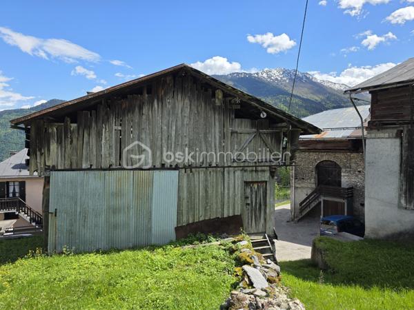 Située en plein cœur du village authentique et recherché de Doucy, à 5 mn de la station de Combelouvière et à 15 mn de Valmorel, venez découvrir cette grange à rénover entièrement, idéale pour un projet de pied-à-terre à la montagne. Petit terrain attenant de 108 m² environ, parfait pour profiter d'un extérieur sans les contraintes d'un grand entretien. Les réseaux d'eau et de tout-à-l'égout sont en bordure, l'électricité est installée. Surface au sol 62 m², possibilité d'une construction sur deux niveaux.