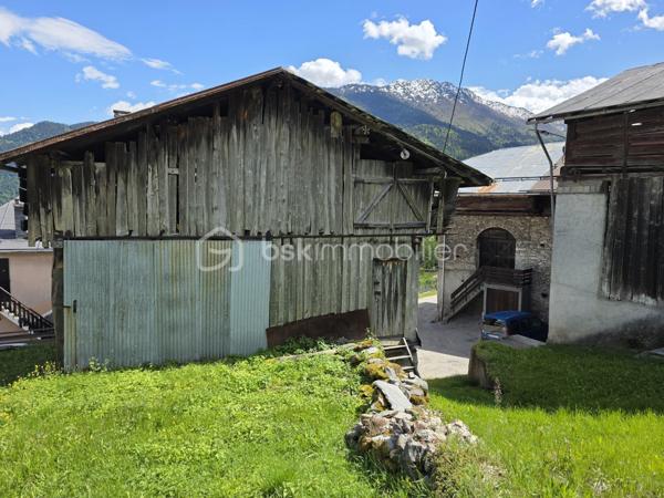 Située en plein cœur du village authentique et recherché de Doucy, à 5 mn de la station de Combelouvière et à 15 mn de Valmorel, venez découvrir cette grange à rénover entièrement, idéale pour un projet de pied-à-terre à la montagne. Petit terrain attenant de 108 m² environ, parfait pour profiter d'un extérieur sans les contraintes d'un grand entretien. Les réseaux d'eau et de tout-à-l'égout sont en bordure, l'électricité est installée. Surface au sol 62 m², possibilité d'une construction sur deux niveaux.