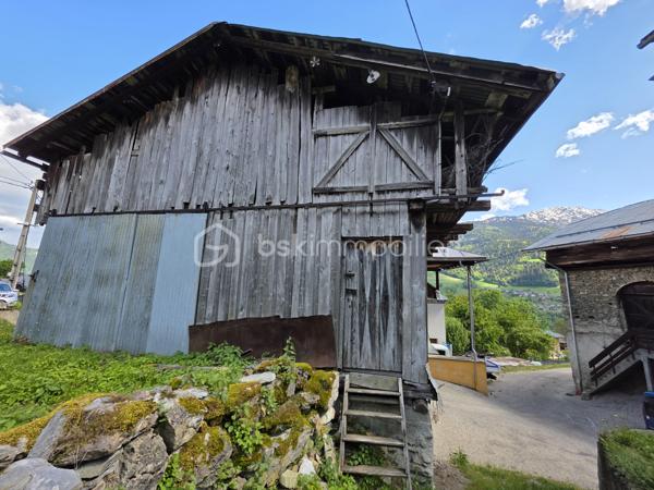 Située en plein cœur du village authentique et recherché de Doucy, à 5 mn de la station de Combelouvière et à 15 mn de Valmorel, venez découvrir cette grange à rénover entièrement, idéale pour un projet de pied-à-terre à la montagne. Petit terrain attenant de 108 m² environ, parfait pour profiter d'un extérieur sans les contraintes d'un grand entretien. Les réseaux d'eau et de tout-à-l'égout sont en bordure, l'électricité est installée. Surface au sol 62 m², possibilité d'une construction sur deux niveaux.