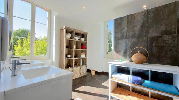 Vente                                                      Propriété
                        
                                         256 m2                     à Villeneuve-sur-Lot
