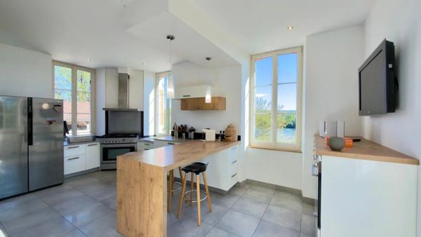 Vente                                                      Propriété
                        
                                         256 m2                     à Villeneuve-sur-Lot