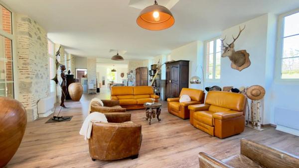 Vente                                                      Propriété
                        
                                         256 m2                     à Villeneuve-sur-Lot