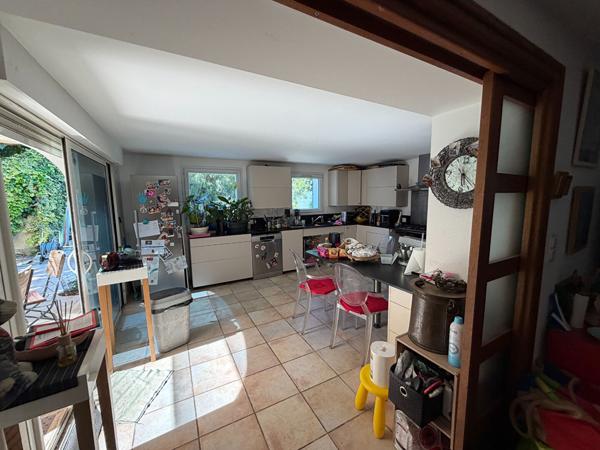 Maison 173m² de caractère avec 4 chambres, terrasse et jardin à Rognonas