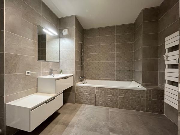 A LOUER T4 DE 95.75 M² AVEC TERRASSE - 19 RUE ANDRE LASSAGNE CALUIRE-ET-CUIRE, Caluire et cuire 69300