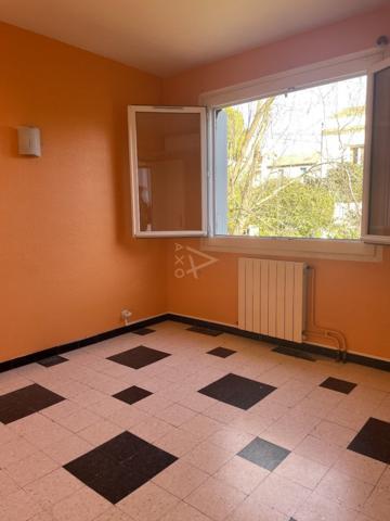 Appartement T3 avec grand balcon, garage et cave