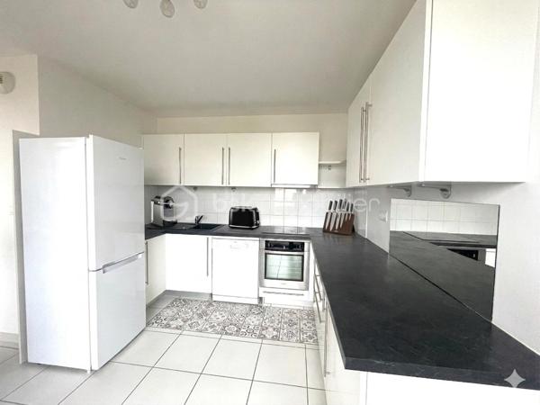 Dans une résidence récente de 2014 sécurisée avec ascenseur proche des commerces, venez découvrir cet appartement en duplex rare sur le marché !
Une chambre de PLAIN-PIED de 15 m2 avec dressing et une salle d'eau confortable sur le même palier.
Pièce de vie LUMINEUSE avec terrasse spacieuse et magnifique vue panoramique sur La Loire et Tours. Dans la continuité une cuisine moderne aménagée et une petite terrasse, une buanderie et toilette séparé.
À l'étage, deux belles chambres avec dressing, une salle d'eau et toilette indépendant. un ROOF TOP exposé ouest sans vis-vis pour profiter de moments de détente.
Deux places privatives de stationnements en sous-sol avec accès direct avec l'ascenseur et un local vélos complètent l'ensemble.
