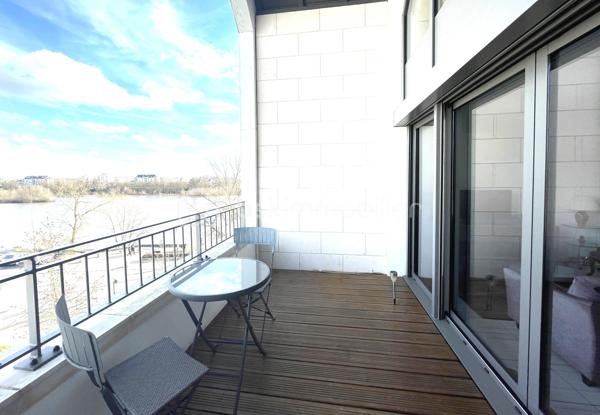Dans une résidence récente de 2014 sécurisée avec ascenseur proche des commerces, venez découvrir cet appartement en duplex rare sur le marché !
Une chambre de PLAIN-PIED de 15 m2 avec dressing et une salle d'eau confortable sur le même palier.
Pièce de vie LUMINEUSE avec terrasse spacieuse et magnifique vue panoramique sur La Loire et Tours. Dans la continuité une cuisine moderne aménagée et une petite terrasse, une buanderie et toilette séparé.
À l'étage, deux belles chambres avec dressing, une salle d'eau et toilette indépendant. un ROOF TOP exposé ouest sans vis-vis pour profiter de moments de détente.
Deux places privatives de stationnements en sous-sol avec accès direct avec l'ascenseur et un local vélos complètent l'ensemble.