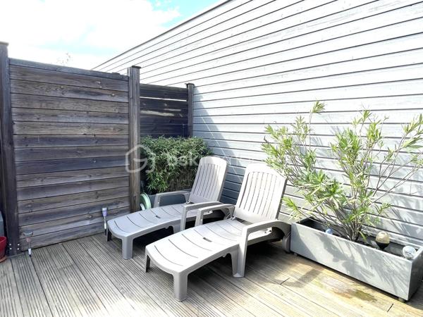 Dans une résidence récente de 2014 sécurisée avec ascenseur proche des commerces, venez découvrir cet appartement en duplex rare sur le marché !
Une chambre de PLAIN-PIED de 15 m2 avec dressing et une salle d'eau confortable sur le même palier.
Pièce de vie LUMINEUSE avec terrasse spacieuse et magnifique vue panoramique sur La Loire et Tours. Dans la continuité une cuisine moderne aménagée et une petite terrasse, une buanderie et toilette séparé.
À l'étage, deux belles chambres avec dressing, une salle d'eau et toilette indépendant. un ROOF TOP exposé ouest sans vis-vis pour profiter de moments de détente.
Deux places privatives de stationnements en sous-sol avec accès direct avec l'ascenseur et un local vélos complètent l'ensemble.