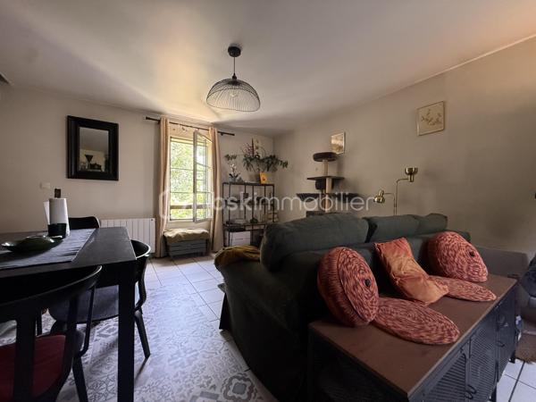 Situé au sein de la résidence Les Cottages du Port, le bien bénéficie d’un emplacement privilégié à d’Honfleur. 
Sa localisation permet ainsi de profiter pleinement de la proximité du centre-ville et de ses commodités dans un environnement résidentiel rassurant.

Développant 62 m² loi Carrez et 79,55 m² au sol, il séduit par ses volumes, son agencement fonctionnel et son beau potentiel.

Dès l’entrée, vous découvrirez une agréable terrasse, idéale pour profiter des beaux jours. Le premier niveau se compose d’une pièce de vie conviviale, d’une chambre, d’une salle de bains et de WC indépendants.

À l’étage, deux chambres supplémentaires complètent l’ensemble.

Avec ses trois chambres, ce bien conviendra aussi bien à une résidence principale qu’à une résidence secondaire ou à un projet d’investissement locatif.

Possibilité d’acquérir une place de stationnement en supplément.
