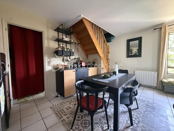 Situé au sein de la résidence Les Cottages du Port, le bien bénéficie d’un emplacement privilégié à d’Honfleur. 
Sa localisation permet ainsi de profiter pleinement de la proximité du centre-ville et de ses commodités dans un environnement résidentiel rassurant.

Développant 62 m² loi Carrez et 79,55 m² au sol, il séduit par ses volumes, son agencement fonctionnel et son beau potentiel.

Dès l’entrée, vous découvrirez une agréable terrasse, idéale pour profiter des beaux jours. Le premier niveau se compose d’une pièce de vie conviviale, d’une chambre, d’une salle de bains et de WC indépendants.

À l’étage, deux chambres supplémentaires complètent l’ensemble.

Avec ses trois chambres, ce bien conviendra aussi bien à une résidence principale qu’à une résidence secondaire ou à un projet d’investissement locatif.

Possibilité d’acquérir une place de stationnement en supplément.