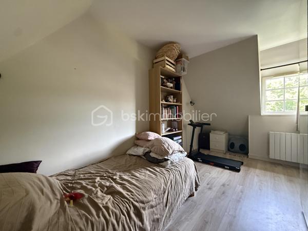 Situé au sein de la résidence Les Cottages du Port, le bien bénéficie d’un emplacement privilégié à d’Honfleur. 
Sa localisation permet ainsi de profiter pleinement de la proximité du centre-ville et de ses commodités dans un environnement résidentiel rassurant.

Développant 62 m² loi Carrez et 79,55 m² au sol, il séduit par ses volumes, son agencement fonctionnel et son beau potentiel.

Dès l’entrée, vous découvrirez une agréable terrasse, idéale pour profiter des beaux jours. Le premier niveau se compose d’une pièce de vie conviviale, d’une chambre, d’une salle de bains et de WC indépendants.

À l’étage, deux chambres supplémentaires complètent l’ensemble.

Avec ses trois chambres, ce bien conviendra aussi bien à une résidence principale qu’à une résidence secondaire ou à un projet d’investissement locatif.

Possibilité d’acquérir une place de stationnement en supplément.