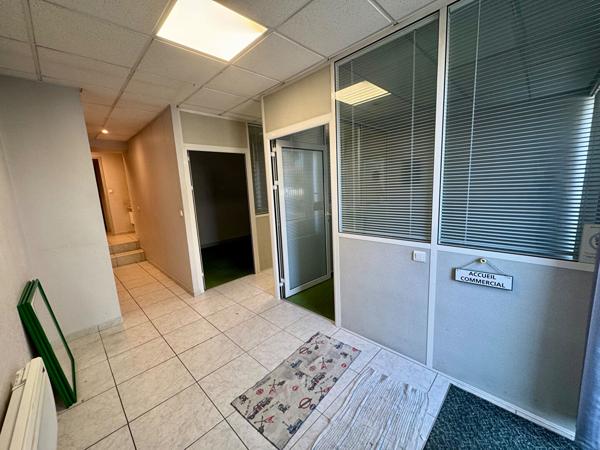 Local commercial 4 pièces 77.3 m2