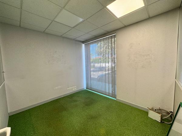 Local commercial 4 pièces 77.3 m2