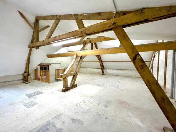 Entrepôt avec partie déjà loue idéal investisseurs