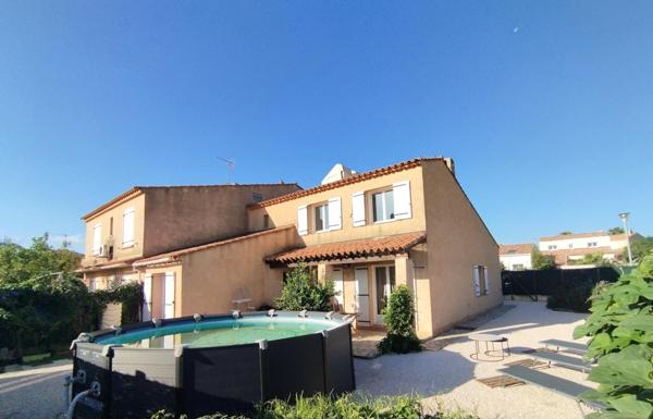 Villa de 104m2 avec garage sur 367m2 de terrain paysagé.
