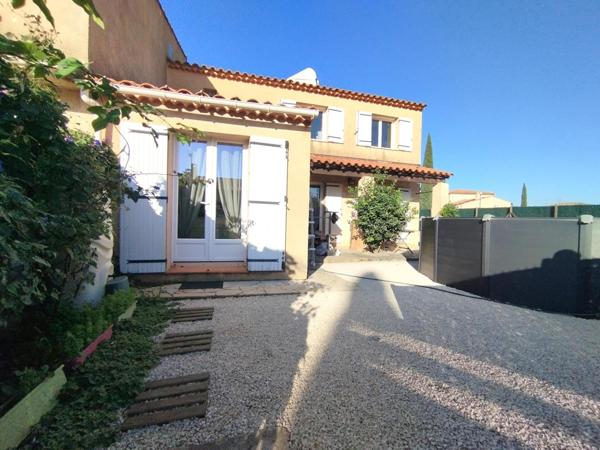 Villa de 104m2 avec garage sur 367m2 de terrain paysagé.