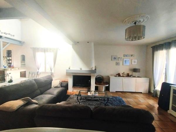 Villa de 104m2 avec garage sur 367m2 de terrain paysagé.