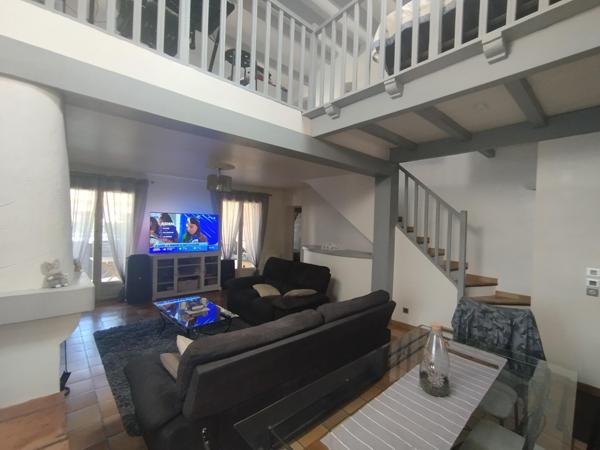 Villa de 104m2 avec garage sur 367m2 de terrain paysagé.