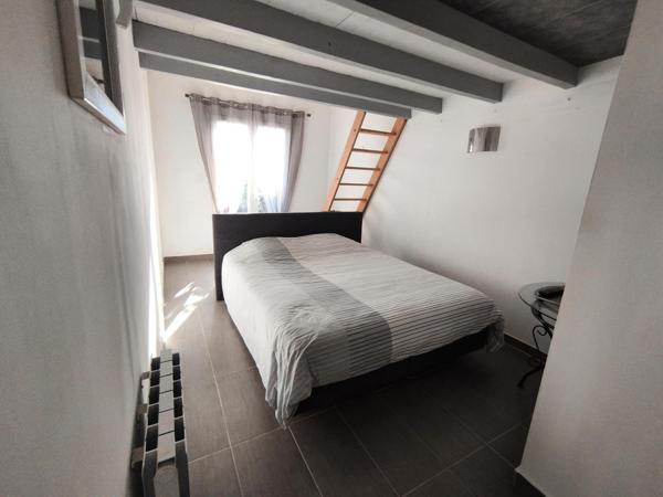 Villa de 104m2 avec garage sur 367m2 de terrain paysagé.