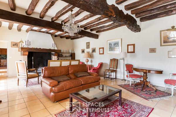 Belle bâtisse en pierre au coeur d’un parc arboré avec piscine
