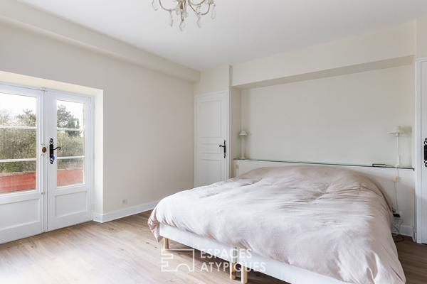 Belle bâtisse en pierre au coeur d’un parc arboré avec piscine