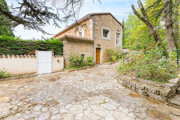 Belle bâtisse en pierre au coeur d’un parc arboré avec piscine
