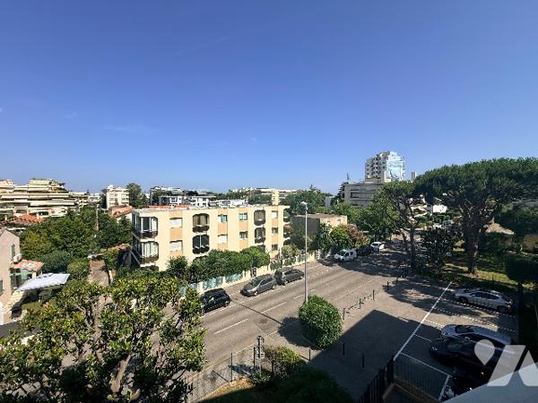 Exclusivité Studio de plus de 26m2 a 100m de la mer et du port de St Laurent du Var. Parking et cave