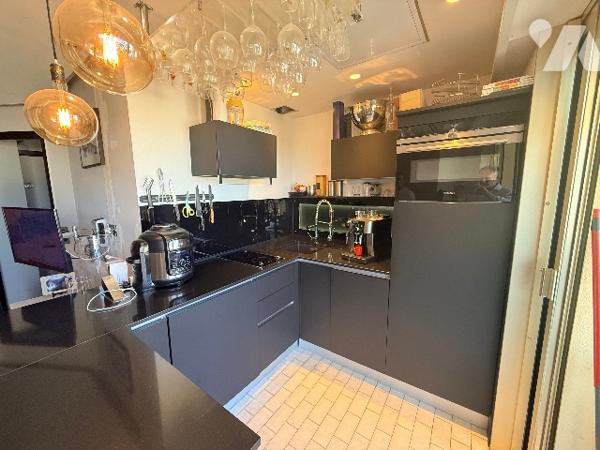 Exclusivité Studio de plus de 26m2 a 100m de la mer et du port de St Laurent du Var. Parking et cave