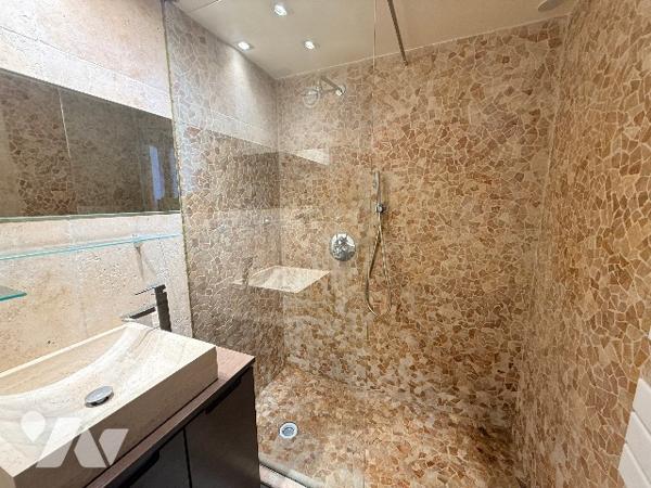 Exclusivité Studio de plus de 26m2 a 100m de la mer et du port de St Laurent du Var. Parking et cave
