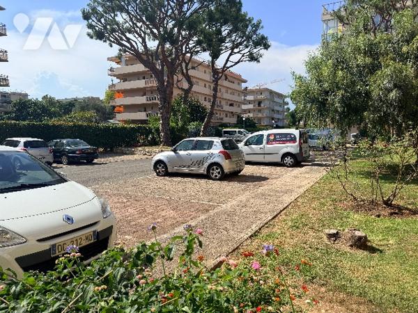 Exclusivité Studio de plus de 26m2 a 100m de la mer et du port de St Laurent du Var. Parking et cave