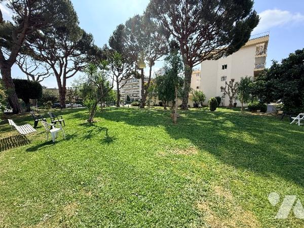 Exclusivité Studio de plus de 26m2 a 100m de la mer et du port de St Laurent du Var. Parking et cave