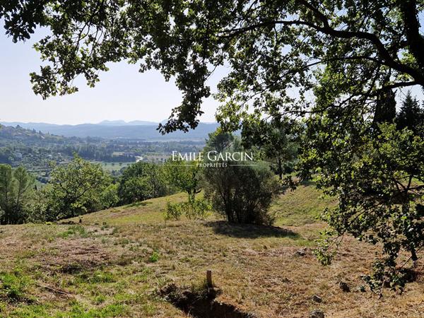 A vendre,  Var, Fayence , Terrain constructible avec Permis accordé.