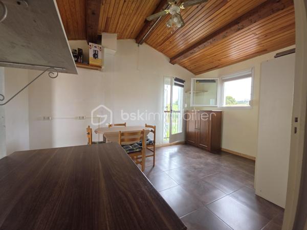 Vous recherchez un pied à terre, une résidence secondaire ou un placement locatif sur un emplacement stratégique ? 

J'ai le bien qu'il vous faut !!!

Situé à 800 mètres des plages et aux pieds des commerces et des commodités, au sein d'une résidence sécurisée,

Au premier étage d'un petit immeuble à taille humaine, 

Venez découvrir ce charmant studio qui se compose : d'une entrée sur une loggia fermée, prolongée par une pièce de vie trés lumineuse en triple exposition, avec soin coin cuisine, une salle d'eau et sont WC. 

Quelques rafraichissements sont à prévoir. 

  Les plus de ce bien : 

- Emplacement idéal ( Plages, commerces, médecin, pharmacie , bus ...)
- Climatisation reversible
- Très lumineux 
- Très Faibles charges 
- Résidence sécurisée
- Place de parking privative

   A visiter avant qu'il ne soit trop tard!!

  Cher collègues, je suis toujours ouverte à l'inter-agence , alors n'hésitez pas.