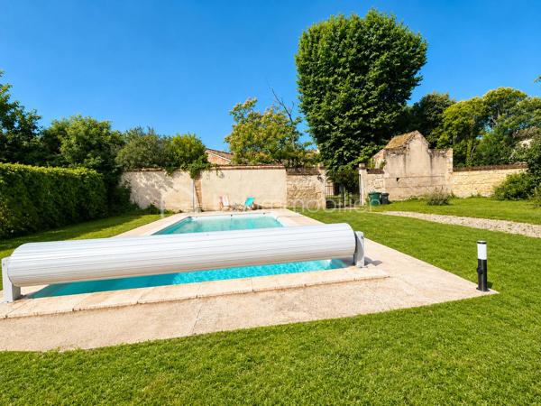 Élégante demeure familiale avec parc arboré et piscine à seulement 10 minutes de la gare d’Agen
Dans un environnement calme et privilégié, tout en restant à proximité immédiate des commerces, écoles et services, découvrez cette magnifique demeure de caractère qui séduira les amateurs d’authenticité et de volumes généreux.
Dès l’entrée, le charme opère. Les superbes carreaux de ciment d’époque donnent le ton et desservent harmonieusement les pièces de vie. Vous profiterez d’un élégant salon de 39 m² agrémenté d’un insert, idéal pour les soirées d’hiver, ainsi que d’une vaste salle à manger de plus de 41 m² ouverte sur une cuisine de 29 m² au cachet préservé.
Le rez-de-chaussée propose également une pièce pouvant être aménagée en chambre, bureau ou espace de réception selon vos besoins, ainsi qu’une buanderie et des toilettes indépendantes.
Un magnifique escalier en bois mène à l’étage où vous découvrirez cinq belles chambres, chacune bénéficiant de sa propre salle de bains ou salle d’eau, offrant confort et intimité à toute la famille ou à vos invités.
Les amateurs de belles demeures apprécieront les nombreux éléments de caractère : parquets anciens, belles hauteurs sous plafond, volumes remarquables et luminosité omniprésente.
À l’extérieur, un superbe parc arboré, entièrement clos et sans vis-à-vis, constitue un véritable havre de paix. Plusieurs dépendances offrent de nombreuses possibilités : garage, atelier, espace de stockage ou futur projet d’aménagement.
Enfin, une piscine sécurisée complète cet ensemble exceptionnel et promet d’agréables moments de détente durant les beaux jours.
Une propriété rare sur le secteur, alliant charme, confort et qualité de vie.
À découvrir sans tarder !