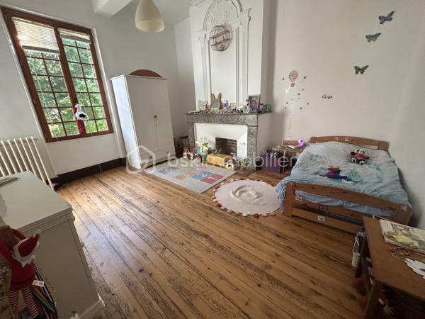 Élégante demeure familiale avec parc arboré et piscine à seulement 10 minutes de la gare d’Agen
Dans un environnement calme et privilégié, tout en restant à proximité immédiate des commerces, écoles et services, découvrez cette magnifique demeure de caractère qui séduira les amateurs d’authenticité et de volumes généreux.
Dès l’entrée, le charme opère. Les superbes carreaux de ciment d’époque donnent le ton et desservent harmonieusement les pièces de vie. Vous profiterez d’un élégant salon de 39 m² agrémenté d’un insert, idéal pour les soirées d’hiver, ainsi que d’une vaste salle à manger de plus de 41 m² ouverte sur une cuisine de 29 m² au cachet préservé.
Le rez-de-chaussée propose également une pièce pouvant être aménagée en chambre, bureau ou espace de réception selon vos besoins, ainsi qu’une buanderie et des toilettes indépendantes.
Un magnifique escalier en bois mène à l’étage où vous découvrirez cinq belles chambres, chacune bénéficiant de sa propre salle de bains ou salle d’eau, offrant confort et intimité à toute la famille ou à vos invités.
Les amateurs de belles demeures apprécieront les nombreux éléments de caractère : parquets anciens, belles hauteurs sous plafond, volumes remarquables et luminosité omniprésente.
À l’extérieur, un superbe parc arboré, entièrement clos et sans vis-à-vis, constitue un véritable havre de paix. Plusieurs dépendances offrent de nombreuses possibilités : garage, atelier, espace de stockage ou futur projet d’aménagement.
Enfin, une piscine sécurisée complète cet ensemble exceptionnel et promet d’agréables moments de détente durant les beaux jours.
Une propriété rare sur le secteur, alliant charme, confort et qualité de vie.
À découvrir sans tarder !