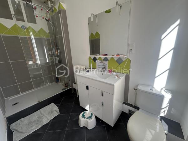 Élégante demeure familiale avec parc arboré et piscine à seulement 10 minutes de la gare d’Agen
Dans un environnement calme et privilégié, tout en restant à proximité immédiate des commerces, écoles et services, découvrez cette magnifique demeure de caractère qui séduira les amateurs d’authenticité et de volumes généreux.
Dès l’entrée, le charme opère. Les superbes carreaux de ciment d’époque donnent le ton et desservent harmonieusement les pièces de vie. Vous profiterez d’un élégant salon de 39 m² agrémenté d’un insert, idéal pour les soirées d’hiver, ainsi que d’une vaste salle à manger de plus de 41 m² ouverte sur une cuisine de 29 m² au cachet préservé.
Le rez-de-chaussée propose également une pièce pouvant être aménagée en chambre, bureau ou espace de réception selon vos besoins, ainsi qu’une buanderie et des toilettes indépendantes.
Un magnifique escalier en bois mène à l’étage où vous découvrirez cinq belles chambres, chacune bénéficiant de sa propre salle de bains ou salle d’eau, offrant confort et intimité à toute la famille ou à vos invités.
Les amateurs de belles demeures apprécieront les nombreux éléments de caractère : parquets anciens, belles hauteurs sous plafond, volumes remarquables et luminosité omniprésente.
À l’extérieur, un superbe parc arboré, entièrement clos et sans vis-à-vis, constitue un véritable havre de paix. Plusieurs dépendances offrent de nombreuses possibilités : garage, atelier, espace de stockage ou futur projet d’aménagement.
Enfin, une piscine sécurisée complète cet ensemble exceptionnel et promet d’agréables moments de détente durant les beaux jours.
Une propriété rare sur le secteur, alliant charme, confort et qualité de vie.
À découvrir sans tarder !