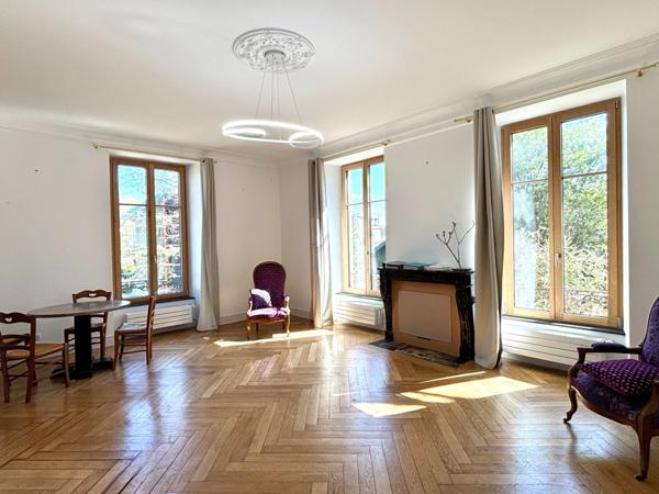Bel appartement Haussmannien F5 lumineux avec beaucoup de cachet