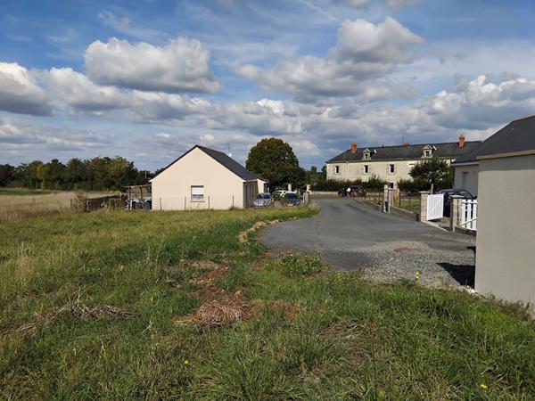 Terrain constructible à Louresse Rochemenier 851 m2