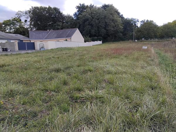 Terrain constructible à Louresse Rochemenier 851 m2
