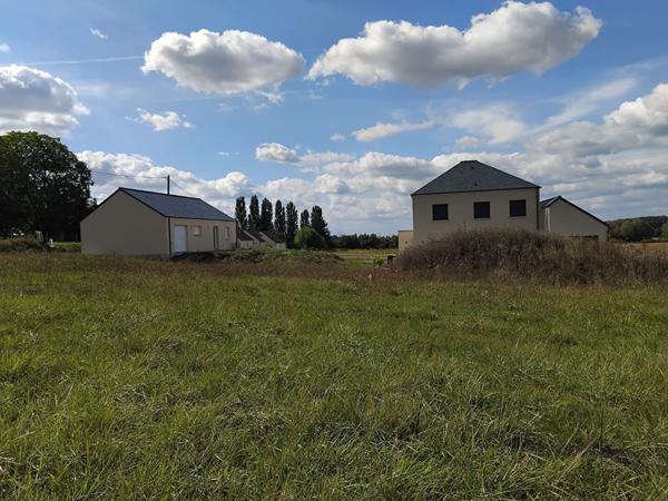 Terrain constructible à Louresse Rochemenier 851 m2